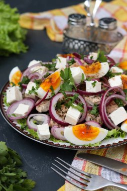 Tavuk, kırmızı pancar, haşlanmış yumurta, kırmızı soğan ve peynir ile sağlıklı organik salata marul