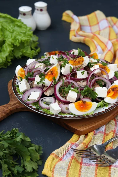 Ensalada Saludable Lechuga Ecológica Con Pollo Remolacha Huevos Cocidos Cebollas —  Fotos de Stock