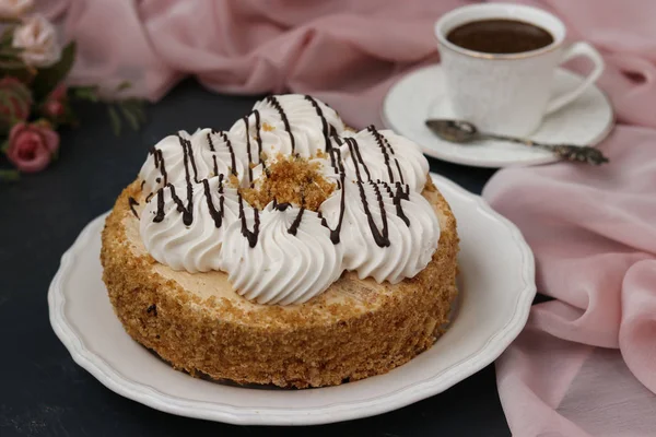 스폰지 케이크 크림에 어두운 — 스톡 사진