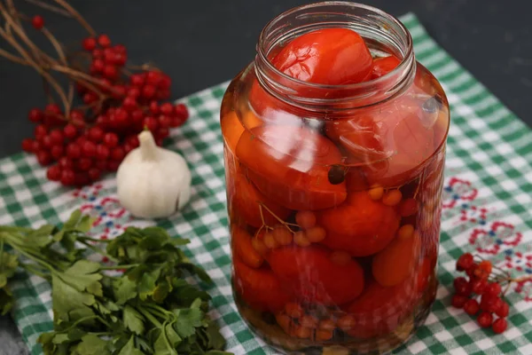 Los Tomates Marinados Con Viburnum Frasco Abierto Encuentran Sobre Fondo — Foto de Stock