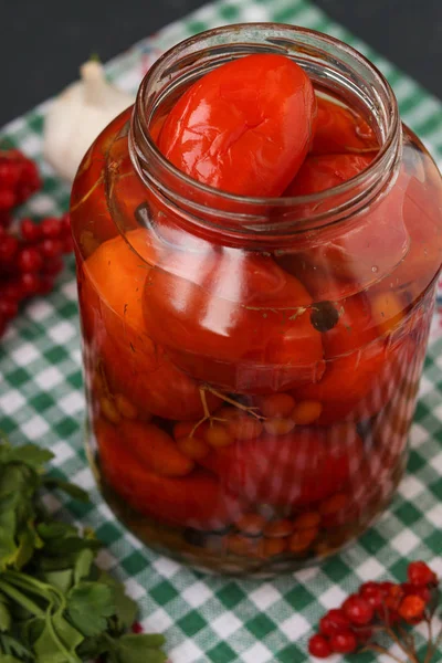 Los Tomates Marinados Con Viburnum Frasco Abierto Encuentran Sobre Fondo —  Fotos de Stock