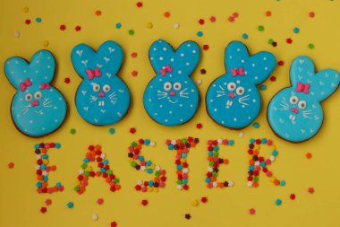 Paskalya komik tavşan, sarı bir arka plan, üstten görünüm sırlıdır ev yapımı boyalı zencefilli bisküvi