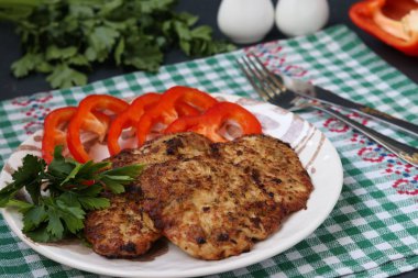 Türkiye'de pirzola ve karanlık bir arka plan karşı bir tabakta tatlı biber