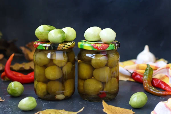 Gemarineerde Pittige Groene Tomaten Bevinden Zich Banken Tegen Een Donkere — Stockfoto