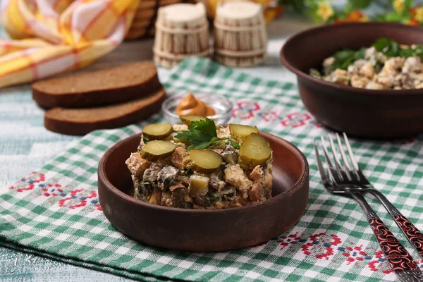 Салат Куриной Печенью Омлетом Маринованными Огурцами — стоковое фото