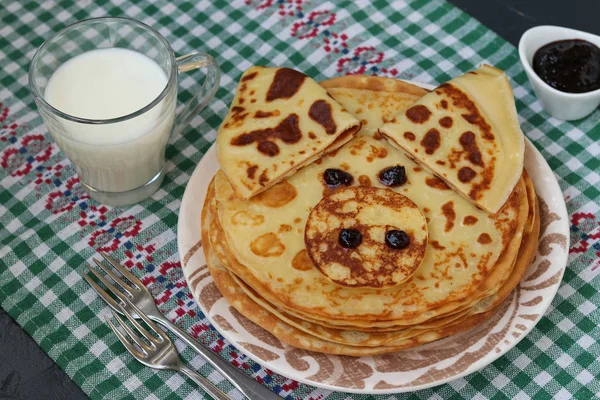 Fröhliche Quark Pfannkuchen Mit Marmelade Form Eines Schweins Zum Kinderfrühstück — Stockfoto