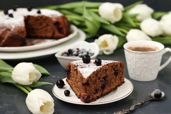 Шоколадный пирог с черной смородиной на темном фоне — стоковое фото