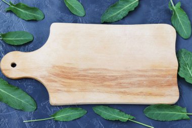 Kontur üzerinde karanlık bir arka plan üzerinde bulunan ahşap tahta kuzukulağı yaprakları vardır