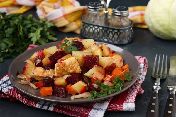Pui copt cu legume: sfeclă, morcovi, varză și cartofi — Fotografie, imagine de stoc