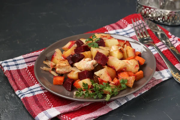 Pui copt cu legume: sfeclă, morcovi, varză și cartofi — Fotografie, imagine de stoc