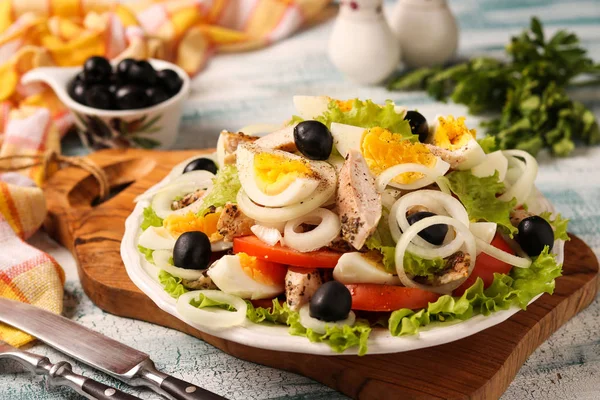 Hälsosam sallad av ekologisk sallad med kyckling, tomat, ägg, svarta oliver och vit lök — Stockfoto