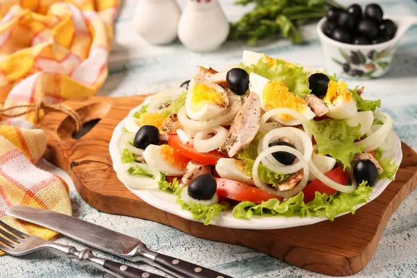 Ensalada saludable de lechuga orgánica con pollo, tomates, huevos, aceitunas negras y cebollas blancas —  Fotos de Stock