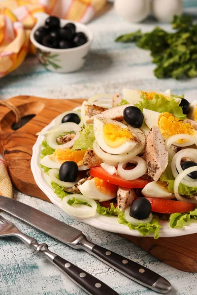 Salată sănătoasă de salată organică cu pui, roșii, ouă, măsline negre și ceapă albă — Fotografie, imagine de stoc