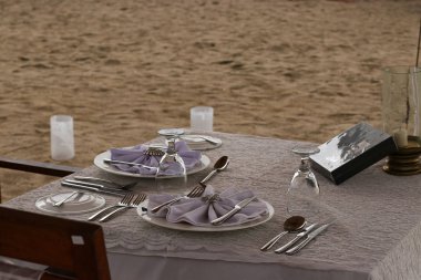 Romantik bir akşam yemeği okyanus, iki kişilik ayarı tablo üzerinde bir çadırda