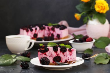 Böğürtlen ile pişirme olmadan cheesecake karanlık bir arka plan üzerinde yer alır