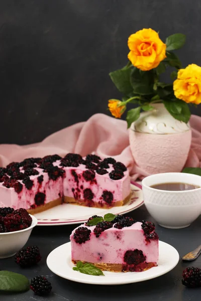 Cheesecake without baking with blackberries is located on a dark background — Stock Photo, Image