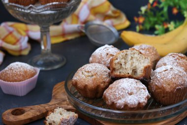 Kek muz ile plakalar karanlık bir arka plan üzerinde yer alır