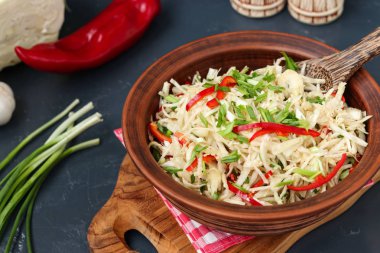 Lahana ve tatlı biber bir kahverengi salata kasesine sağlıklı salata