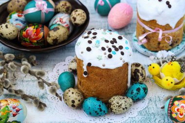 Bahar natürmort Paskalya kek ve boyalı yumurta