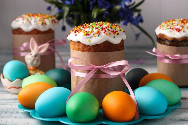 Spring still life of Easter cakes and painted eggs — Stock Photo, Image