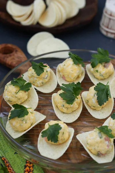 Aperitiv pe chipsuri cu somon, ouă și brânză — Fotografie, imagine de stoc