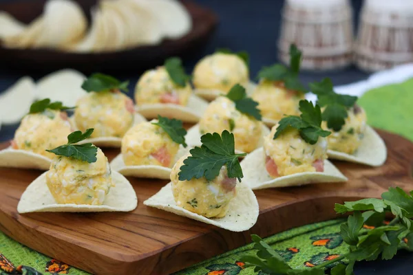 Aperitivo em batatas fritas com salmão, ovos e queijo — Fotografia de Stock