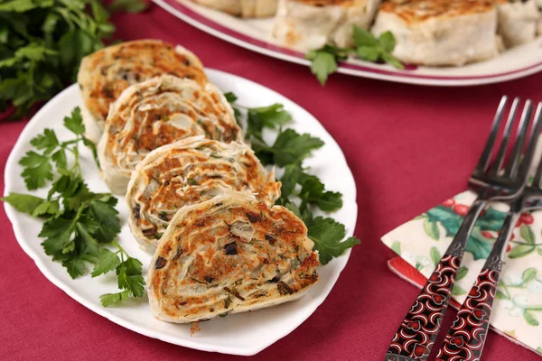 Fried lavaş patates ile rulo ve mantar bir plaka üzerinde yer alır