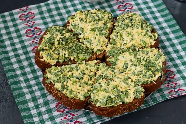 Sandvișuri fierbinți cu usturoi sălbatic, ceapă verde, ouă, brânză și pătrunjel — Fotografie, imagine de stoc