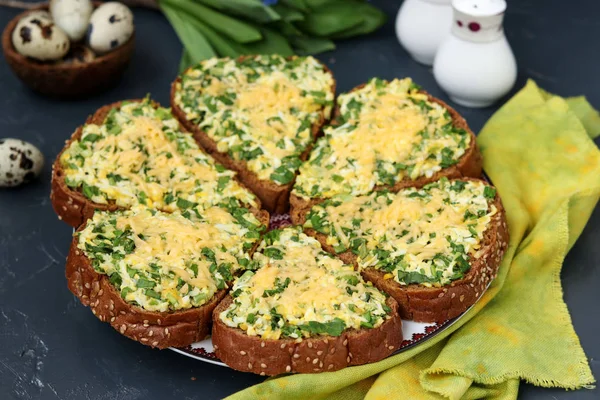 Roti lapis panas dengan bawang putih liar, bawang hijau, telur, keju dan peterseli — Stok Foto