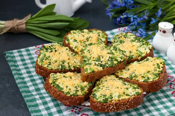 Roti lapis panas dengan bawang putih liar, bawang hijau, telur, keju dan peterseli — Stok Foto