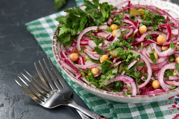 Healthy salad with chickpeas, potatoes, red onions and pickled cucumbers in a plate — Stock Photo, Image