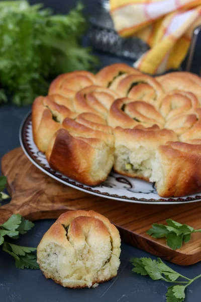 Torta di lievito con erbe e aglio situato su uno sfondo scuro — Foto Stock