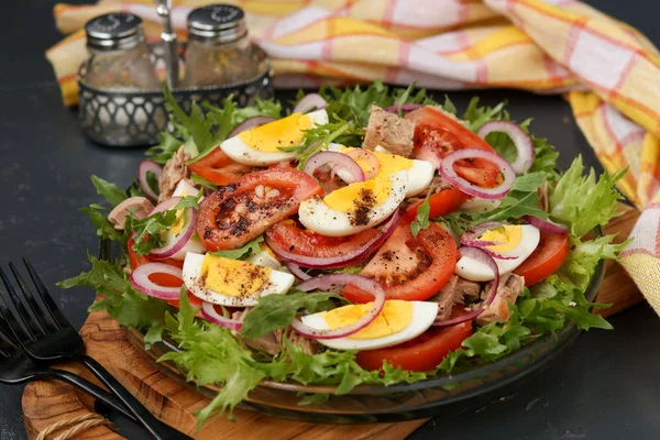 Hälsosam sallad av ekologisk sallad med konserverad tonfisk, tomater, kyckling ägg och rödlök. — Stockfoto