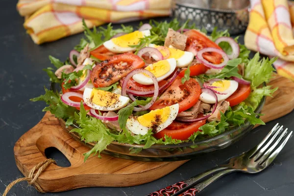 Ensalada saludable de ensalada orgánica con atún enlatado, tomates, huevos de pollo y cebolla roja . —  Fotos de Stock