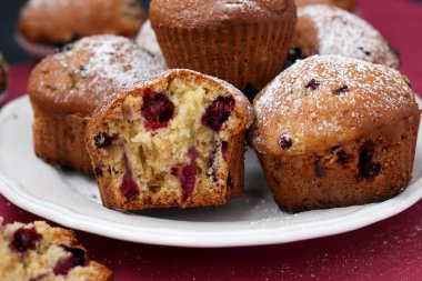 Bir plaka üzerinde pembe bir arka plan siyah Frenk üzümü muffins