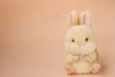 Yumuşak oyuncak şeftali bir arka plan üzerinde tavşan, boş alan yazıtlar için