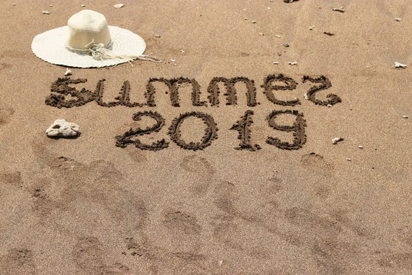 Hoed op het zand bij de zee, zomer 2019 reizen concept, met kopie ruimte voor tekst — Stockfoto
