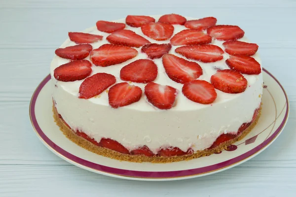 Cake with strawberries without baking, The basis of the cake consists of cookies — Stock Photo, Image