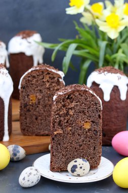 Karanlık bir arka planda ev yapımı çikolata Easter kek ve renkli yumurta ile hala hayat