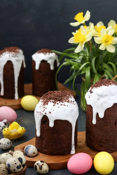 Натюрморт з домашнім шоколадом Пасхальні торти та барвисті яйця на темному тлі — стокове фото