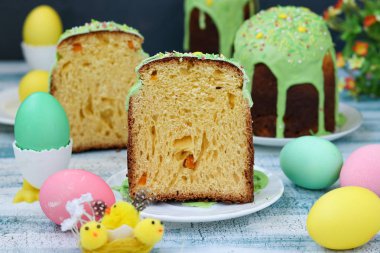 Paskalya pastaları ve mavi arka planda boyalı yumurta hala hayat