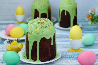 Paskalya pastaları ve mavi arka planda boyalı yumurta hala hayat