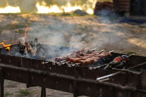 Apetyczny szaszłyk z wędzonym dymem na szpikulców na świeżym powietrzu Grill węglowy — Zdjęcie stockowe