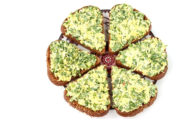 Sandvișuri fierbinți cu usturoi sălbatic, ceapă verde, ouă, brânză și pătrunjel situate pe fundal alb — Fotografie, imagine de stoc