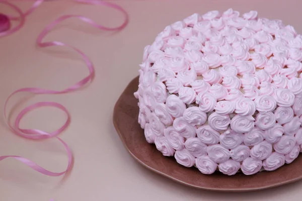 在粉红色的背景上覆盖着粉红色奶油的海绵蛋糕 — 图库照片