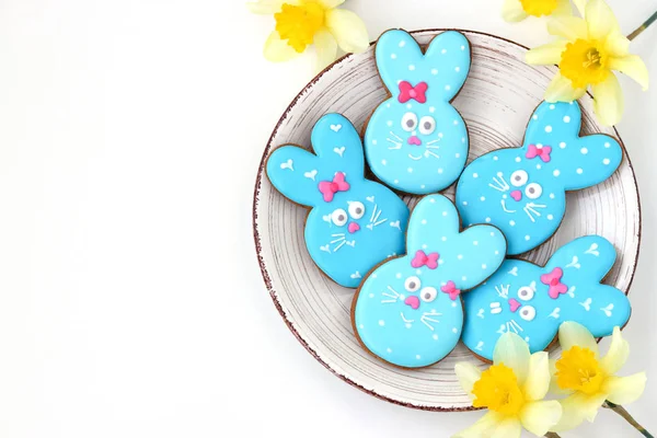 Galletas de azúcar de conejo de Pascua, adorables galletas en forma de animal como un lindo conejo azul — Foto de Stock