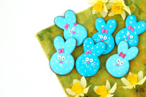Galletas de azúcar de conejo de Pascua, adorables galletas en forma de animal como un lindo conejo azul — Foto de Stock