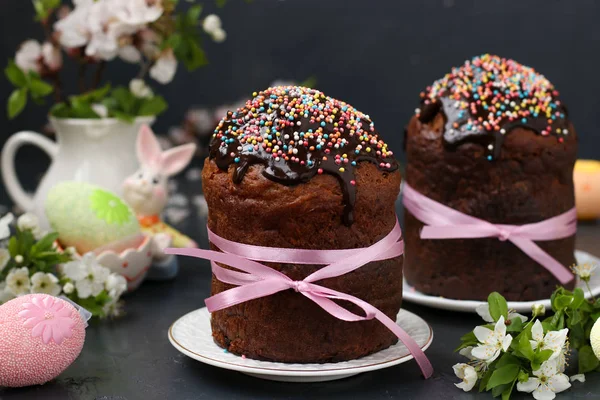 Natura morta con torte pasquali ricoperte di glassa al cioccolato e uova colorate — Foto Stock