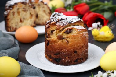 Paskalya pastası Craffin ve koyu bir arka plan üzerinde renkli yumurta