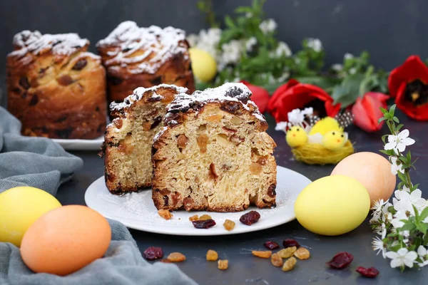 Easter cake Craffin and colorful eggs on a dark background — Stock Photo, Image